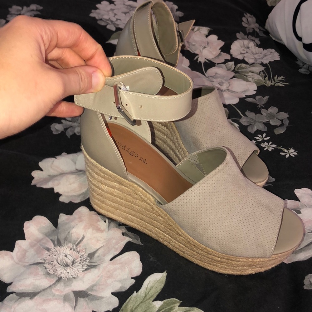 Wedges with strap